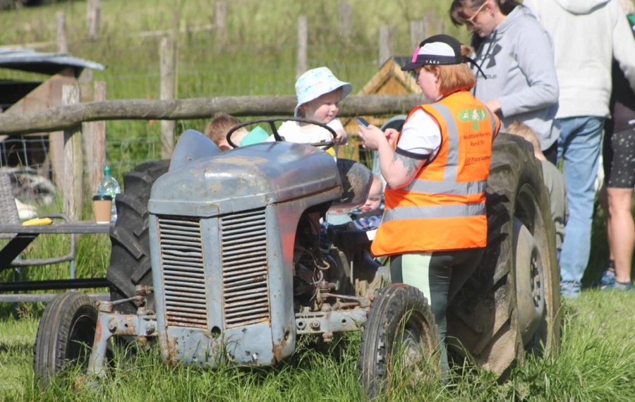 Family enjoying the farm setting at Little Fant Farm during the 2025 Maidstone Harriers David Thornby 10k