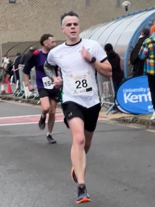Simon Apps racing in Maidstone Harriers kit at the Canterbury 10 Mile 2026 event